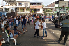 Comunidad-disfrutando-el-Dia-de-los-Ninos-en-el-Barrio-Alfonso-Lopez-Donaciones-de-la-comunidad-Barrio-Alfonso-Lopez-Cali