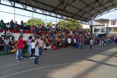 Comunidad-en-las-gradas-celebrando-el-Dia-de-los-Ninos-en-el-Barrio-Alfonso-Lopez-Donaciones-de-la-comunidad-Barrio-Alfonso-Lopez-Cali